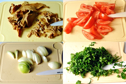 Ингредиенты для приготовления омлета с грибами, помидорами, сыром и зеленью