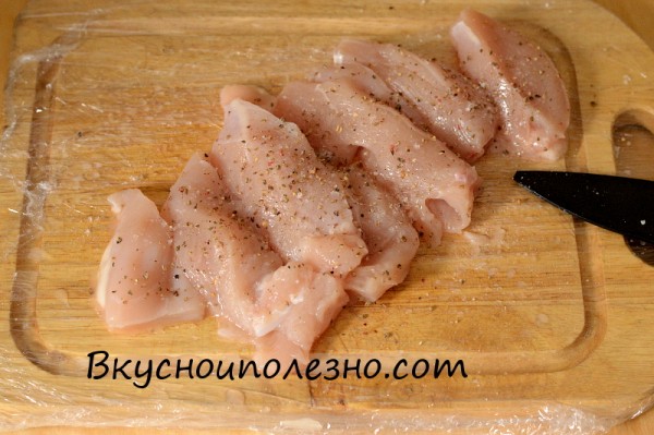 Куриное филе нарезаем крупными ломтиками