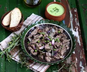 Говядина с прованскими травами и соусом из зеленого горошка