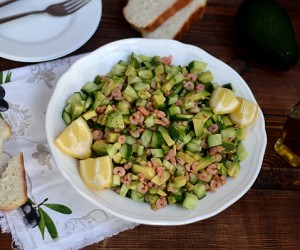 Салат с креветками.авокадо и огурцами