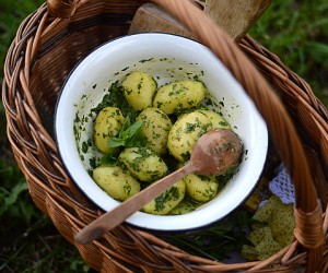 Молодой картофель с заправкой из петрушки