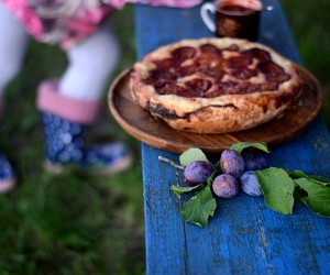 Сметанный пирог со сливами и сливовой карамелью